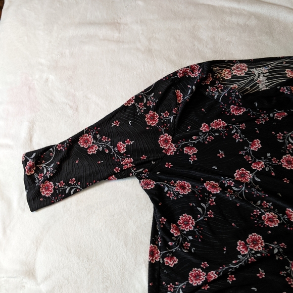 Quarter sleeve blouse with flowers - Picture 4 of 4
